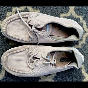 Tan Goga mat Sketcher shoes